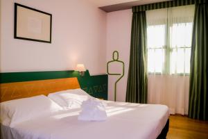 Postel nebo postele na pokoji v ubytování West Point Airport Hotel