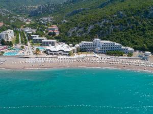 a large body of water with palm trees at Pearl Beach Hotel & Resort in Čanj