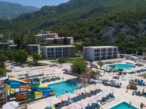 Uma vista da piscina em Pearl Beach Hotel & Resort ou nos arredores