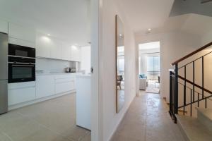A kitchen or kitchenette at Manilva Townhouse with spectacular views of Gibraltar