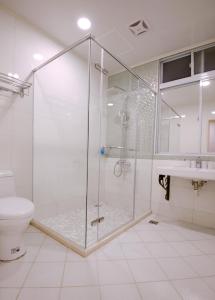 花蓮市にあるMixa Hostelのシャワーとトイレ付きのバスルーム +30枚の写真