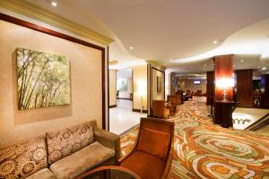 eine Hotellobby mit einem Sofa und einem Wohnzimmer in der Unterkunft Kigali Serena Hotel in Kigali