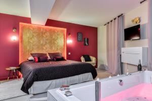 a bedroom with a bed and a bath tub at Les Gîtes de Laure - O Lit Divin, Instant de volupté, BALNEO SAUNA, Climatisation, Netflix, 160m de la Cité Médiévale in Carcassonne