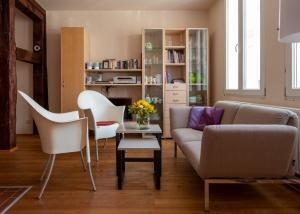 a living room with a couch and chairs and a table at Historisches Fischerhäuschen in Ribnitz-Damgarten