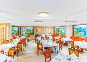 Ein Restaurant oder anderes Speiselokal in der Unterkunft Kigali Serena Hotel 