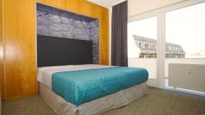 Ένα ή περισσότερα κρεβάτια σε δωμάτιο στο nur 100 m bis zum Strand Appartmentanlage Eldena FeWo 15