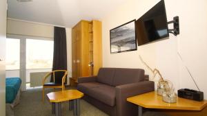 Μια τηλεόραση ή/και κέντρο ψυχαγωγίας στο nur 100 m bis zum Strand Appartmentanlage Eldena FeWo 15