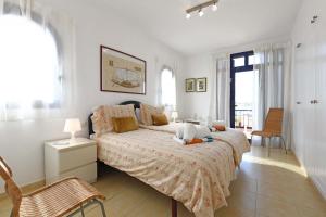 ein Schlafzimmer mit einem Bett, auf dem ein Teddybär liegt in der Unterkunft Bahía Meloneras 71 in Meloneras + 80 Fotos