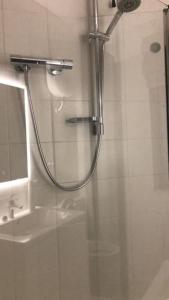 een douche met een glazen deur in de badkamer bij We Love Home Rome in Rome