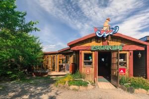 L’Anse-au-Griffon格里芬艳遇木屋旅舍的上面有标牌的餐厅