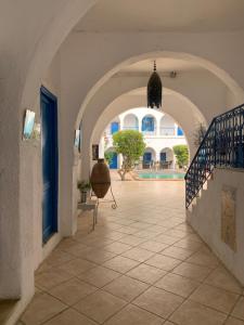 a hallway with an archway in a building at Dar Lola Djerba in Houmt Souk