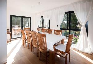 a dining room with a white table and chairs at Villa Lynn in Fanadix