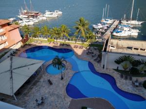 Luftblick auf ein Resort mit Yachthafen in der Unterkunft PORTO MARINA MONT BLANC RESORT in Mangaratiba