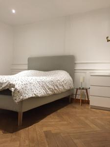 - une chambre avec un lit et une couette dans l'établissement SDCPM Maison de Maitre, à Conliège
