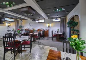 a dining room with tables and chairs in a restaurant at Hotelli-Ravintola Gasthaus Lohja in Lohja