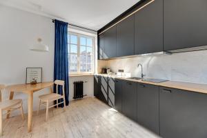 Kuchyňa alebo kuchynka v ubytovaní Szeroka Boutique by Downtown Apartments