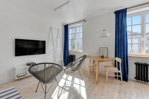 Televízia a/alebo spoločenská miestnosť v ubytovaní Szeroka Boutique by Downtown Apartments