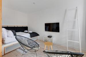 Televízia a/alebo spoločenská miestnosť v ubytovaní Szeroka Boutique by Downtown Apartments