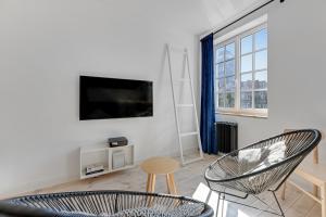 Televízia a/alebo spoločenská miestnosť v ubytovaní Szeroka Boutique by Downtown Apartments