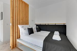 Posteľ alebo postele v izbe v ubytovaní Szeroka Boutique by Downtown Apartments