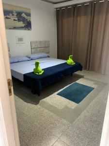 Łóżko lub łóżka w pokoju w obiekcie Vivienda Vacacional con Vistas a La Gomera y La Palma