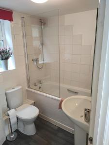 Et badeværelse på Town Cottage ground floor appartment + 77 billeder