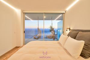 A bed or beds in a room at weforyou Med One Exclusive Sea Views 3 Bedrooms Apartament A 3A