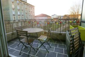 een tafel en stoelen op een balkon met uitzicht bij **La Kreolita** near Paris / Disneyland Paris in Meaux