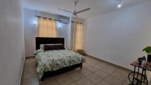 Giường trong phòng chung tại Evergreen House - 150Metre Walk To City Mall Nyali