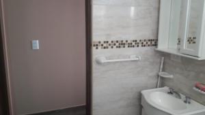 ウシュアイアにあるPolo Australのトイレと洗面台付きのバスルーム