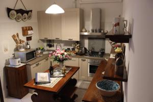 - une cuisine avec une table et des fleurs dans l'établissement Ca' All'Arco, à Venise