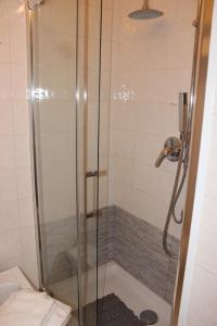 une douche avec une porte vitrée dans une salle de bain dans l'établissement Ca' All'Arco, à Venise 52 autres photos