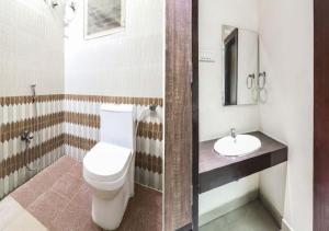 łazienka z toaletą i umywalką w obiekcie Euphoria Extended Stays - OMR IT Expressway Chennai w mieście Ćennaj