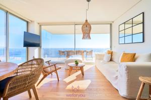 een woonkamer met een bank en een tafel bij weforyou Med One Exclusive Sea Views 3 Bedrooms Apartament A 3A in Fuengirola