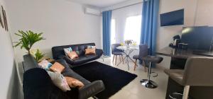 TV a/nebo společenská místnost v ubytování Precioso apartamento con piscinas y vistas al mar.