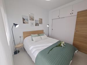 Postel nebo postele na pokoji v ubytování Precioso apartamento con piscinas y vistas al mar.