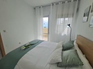 Postel nebo postele na pokoji v ubytování Precioso apartamento con piscinas y vistas al mar.