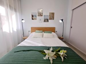 Postel nebo postele na pokoji v ubytování Precioso apartamento con piscinas y vistas al mar. + 29 fotografií