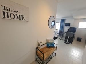 Kuchyň nebo kuchyňský kout v ubytování Precioso apartamento con piscinas y vistas al mar.