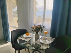 Nápoje v ubytování Precioso apartamento con piscinas y vistas al mar.