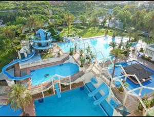 Bazén v ubytování Precioso apartamento con piscinas y vistas al mar. nebo v jeho okolí