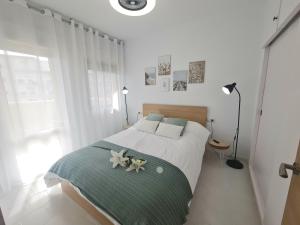 Postel nebo postele na pokoji v ubytování Precioso apartamento con piscinas y vistas al mar.
