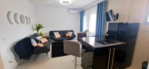 TV a/nebo společenská místnost v ubytování Precioso apartamento con piscinas y vistas al mar.