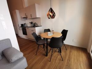 Kuchyň nebo kuchyňský kout v ubytování Chuenislodge3 neu&stilvoll, 2Balkone, echtes Bijou mit top-Aussicht