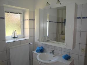 A bathroom at Ferienwohnung in zentraler ruhiger Lage Klatt in Kappeln