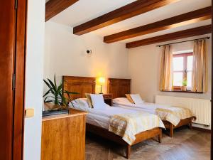 a bedroom with two beds and a window at Folwark Walencja in Kazimierz Dolny