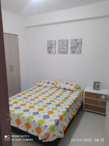 una camera con un letto e un comò di Apartamento Loft a Bucaramanga