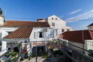 vistas a una casa blanca con techos de baldosas rojas en White Wave Guest House, en Dubrovnik