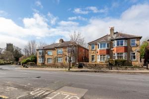 una gran casa de ladrillo al lado de una calle en Queens Road 2 Bed apartments Central Richmond en Richmond