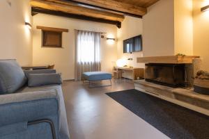 uma sala de estar com um sofá e uma lareira em Borgotufi Albergo Diffuso em Castel del Giudice